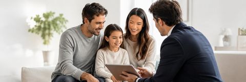 Familia conversando con un asesor de Seguros y Ahorro