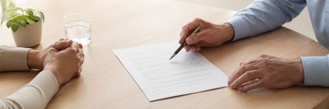 Firma de la póliza con las condiciones ya explicadas